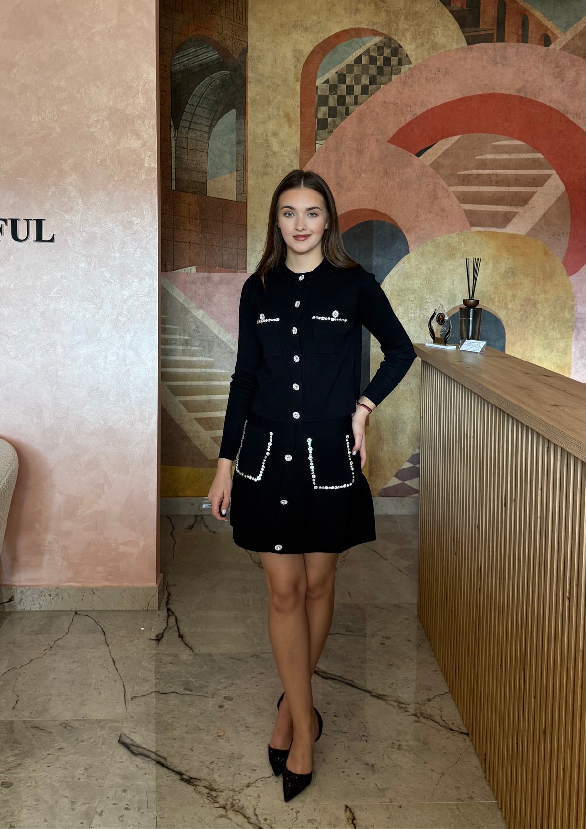 Set din 2 piese negru Sonia cu cardigan cambrat accesorizat și fustă mini elegantă
