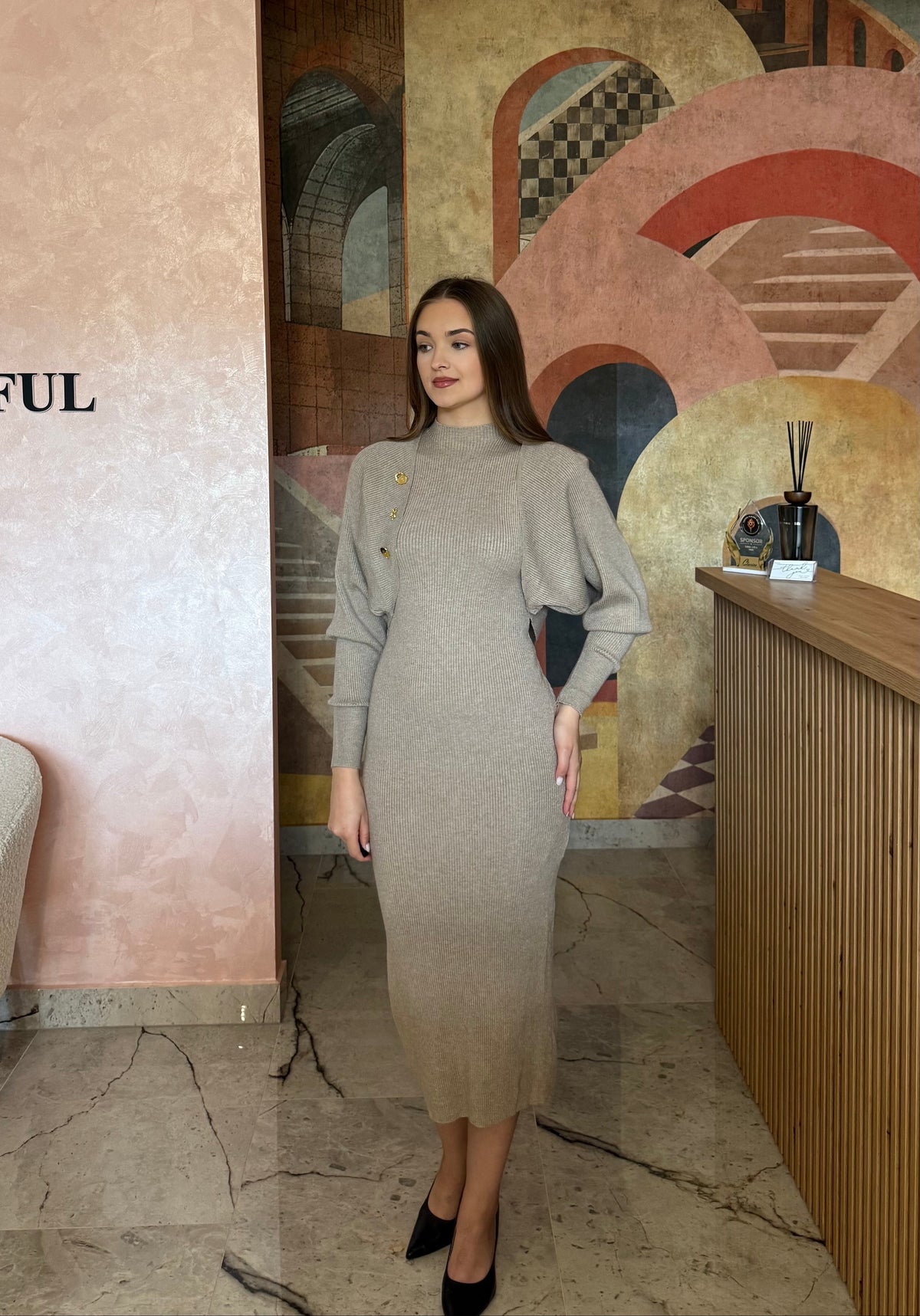 Set din două piese bej Amelisse din tricot cu rochie și cardigan accesorizat
