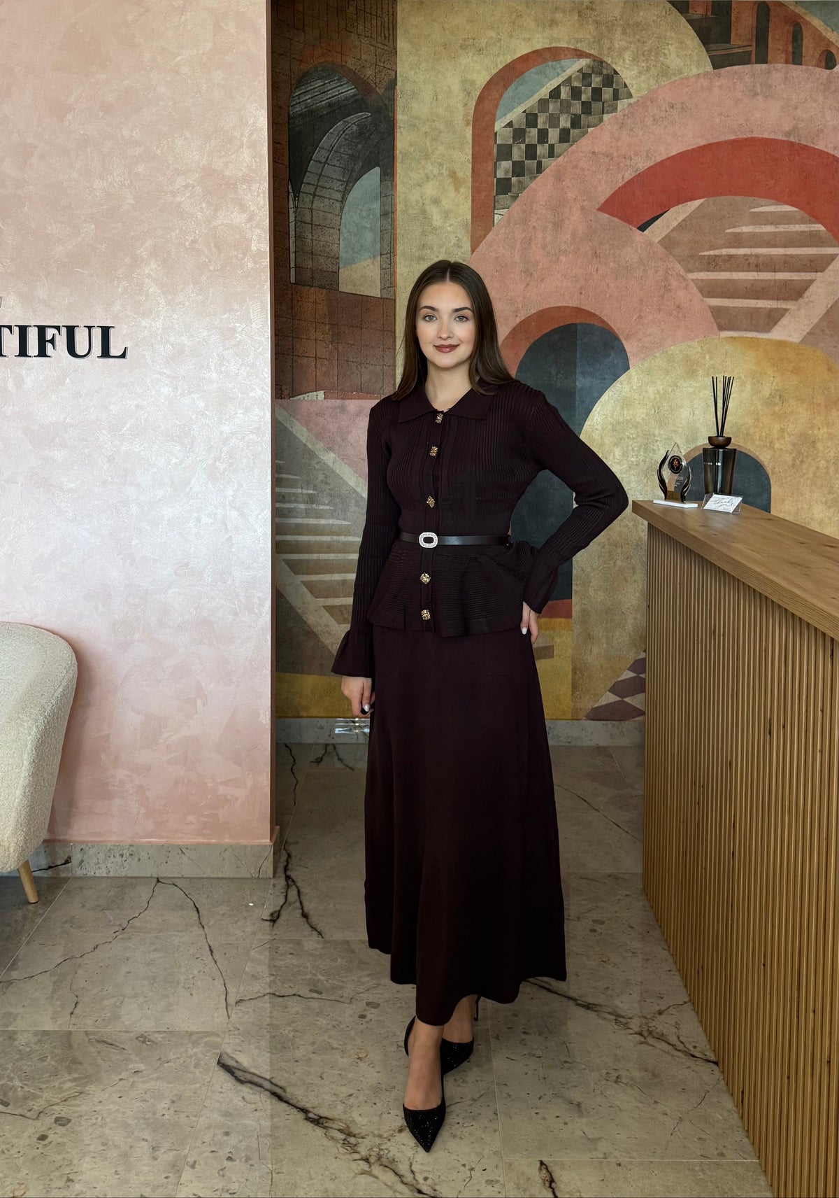 Set din 2 piese maro Naira elegant cu detalii aurii și fustă midi în A