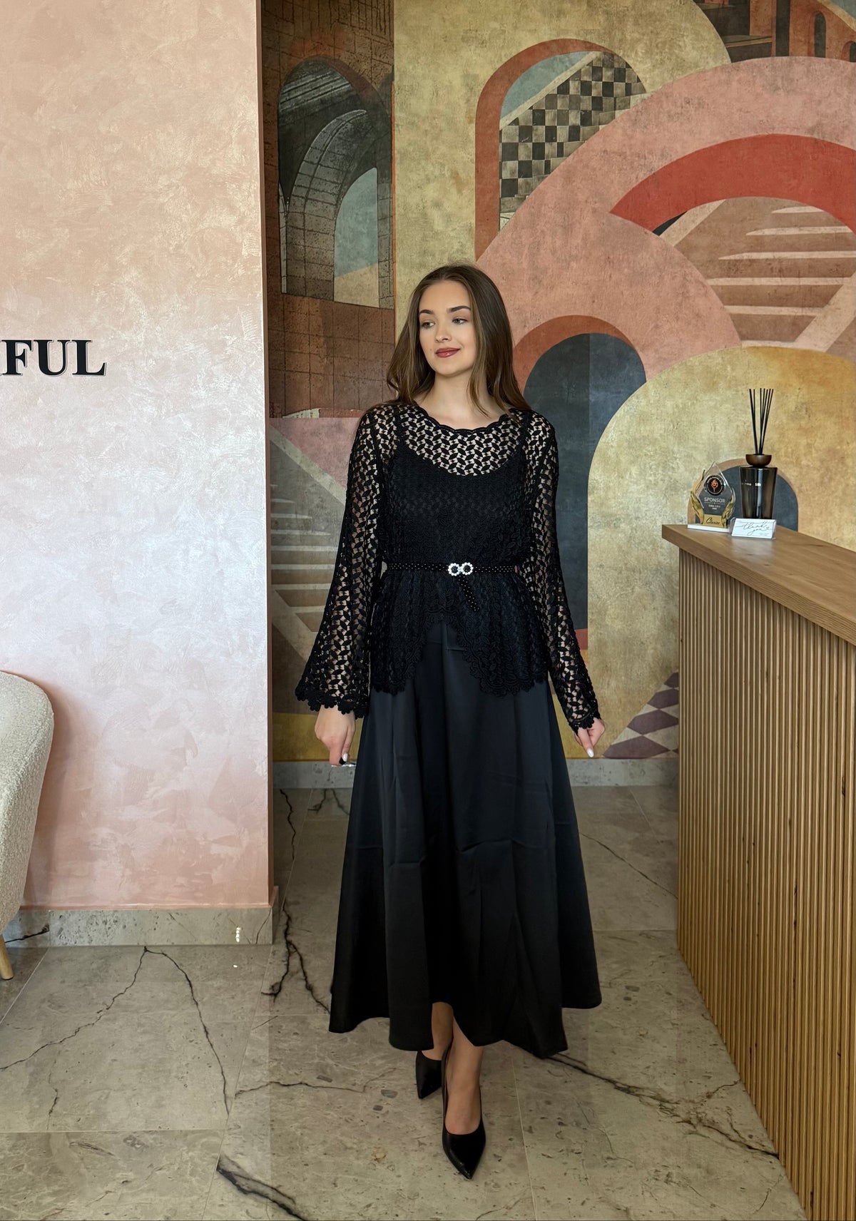 Set din 2 piese negru Avella cu rochie din satin și cămașă fină din dantelă