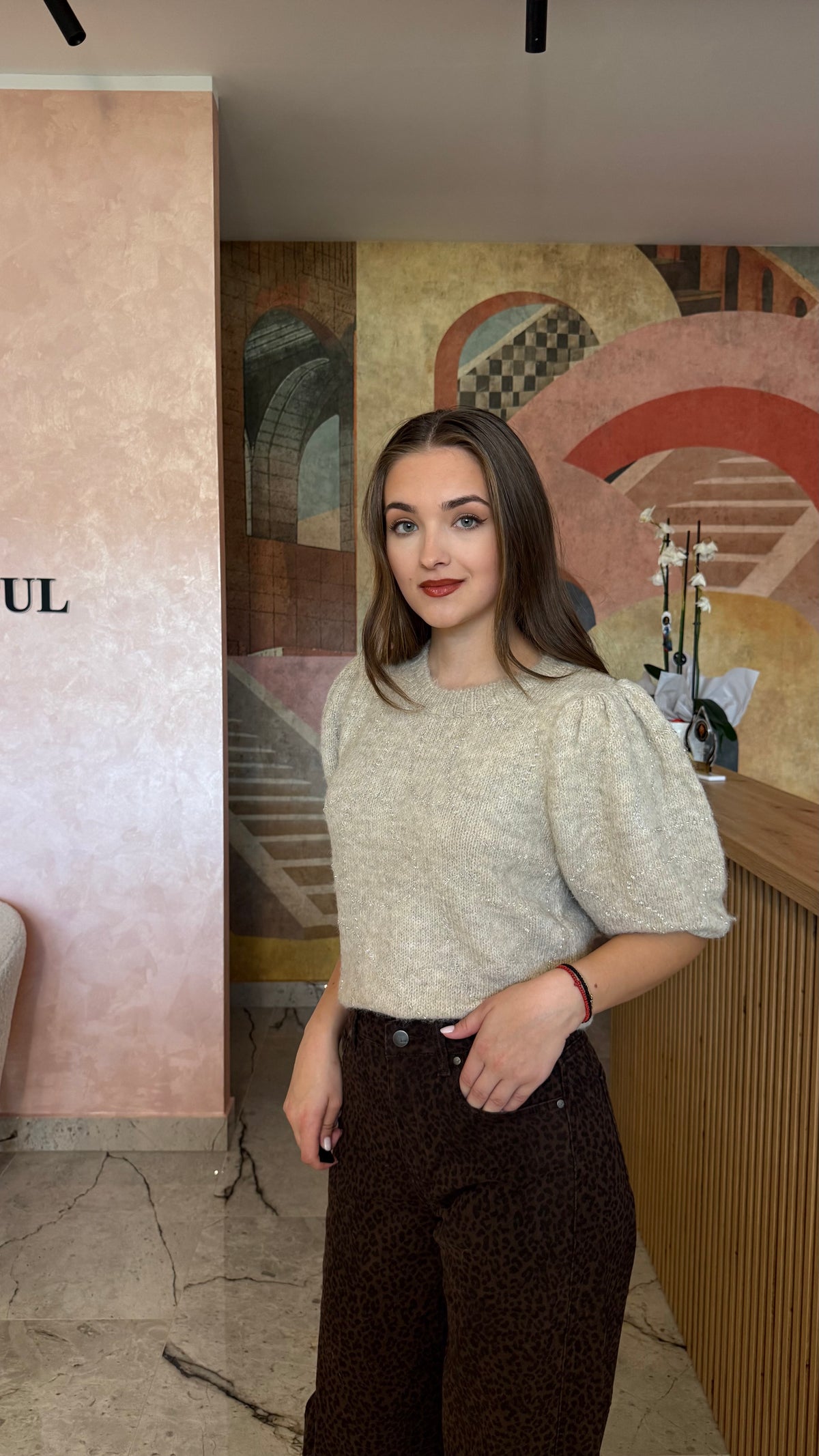 Bluză crem Amaya cu model contrastant și mâneci voluminoase