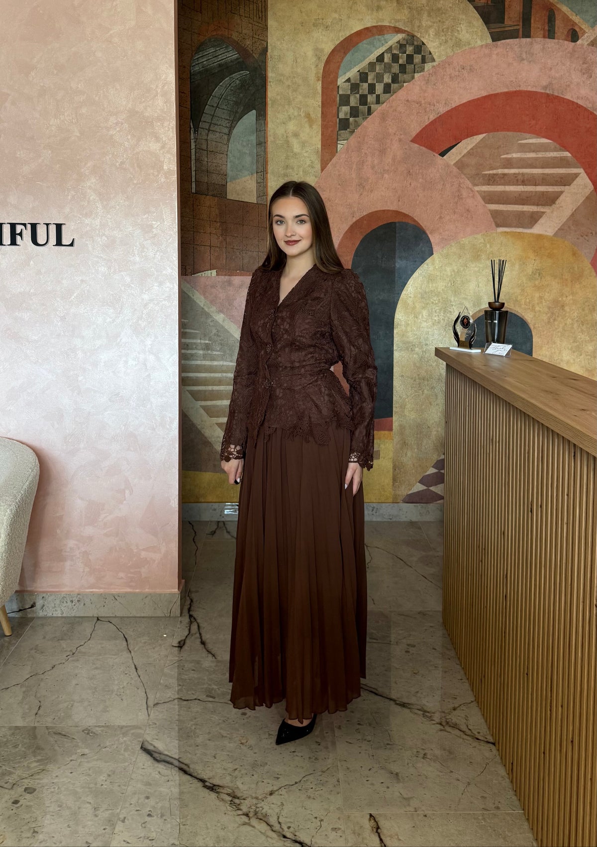 Set din 2 piese maro ciocolatiu Selia cu cămașă elegantă și textură decorativă și fustă plisată