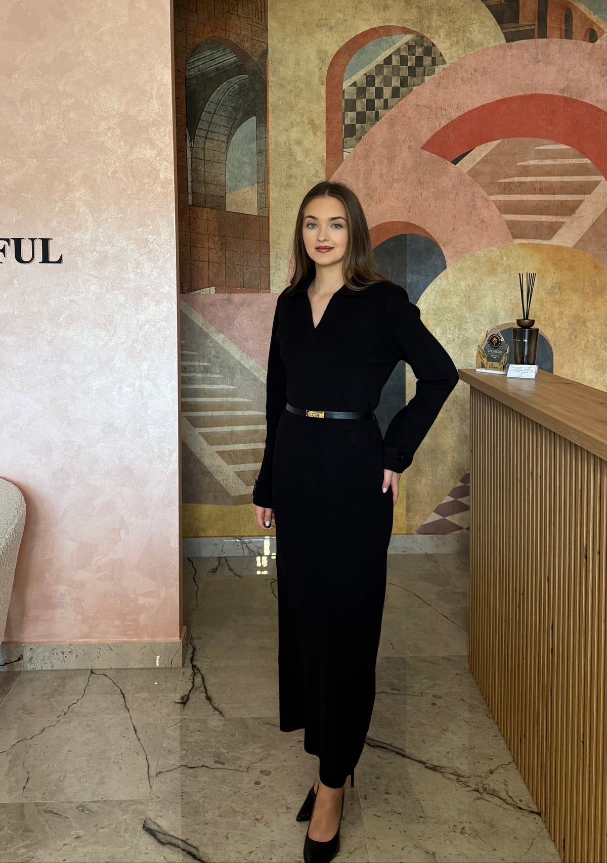 Rochie elegantă neagră Saira cu talie accentuată și decolteu în V