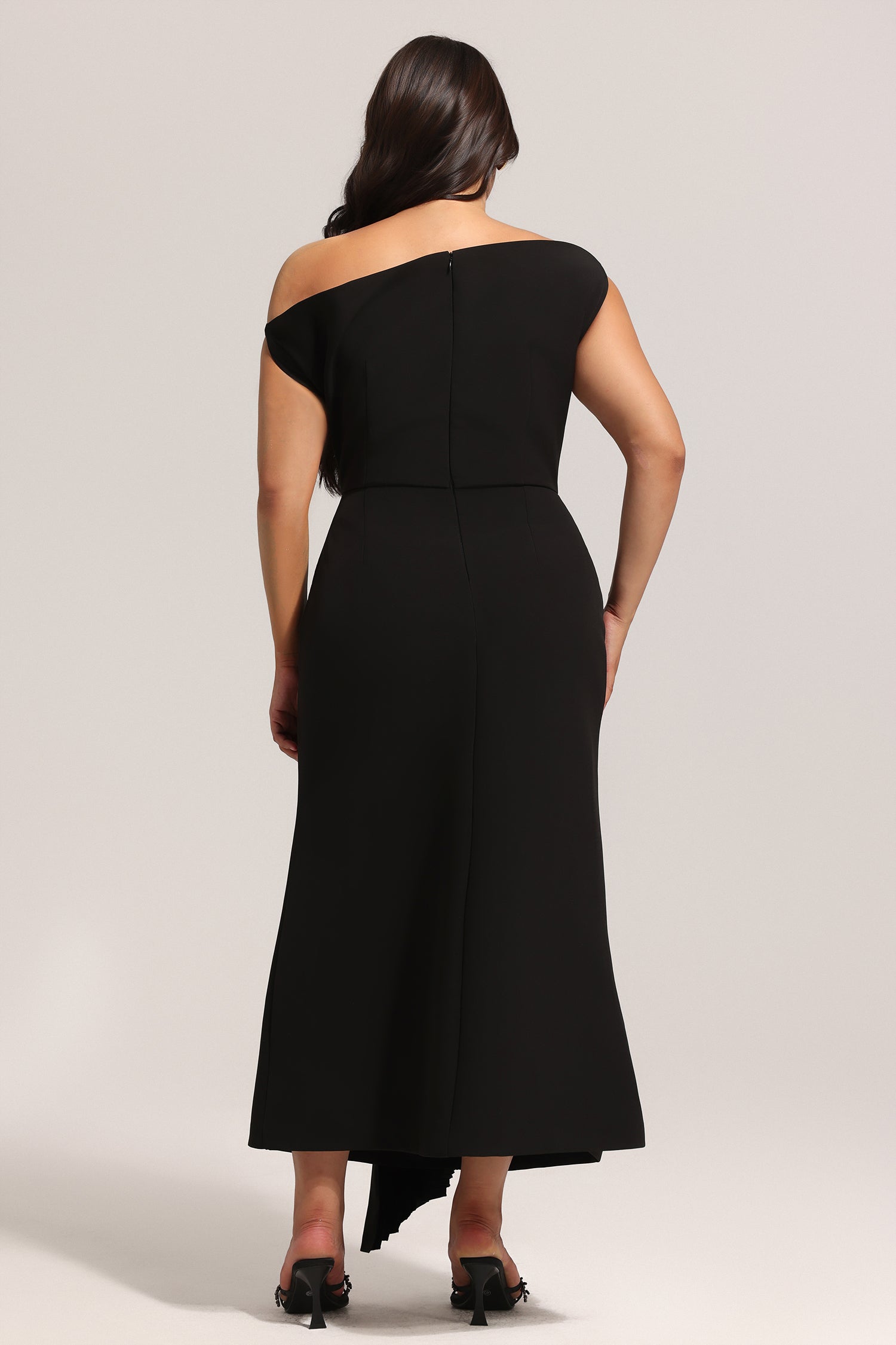 Rochie midi neagră cu umăr gol și drapaj Athea