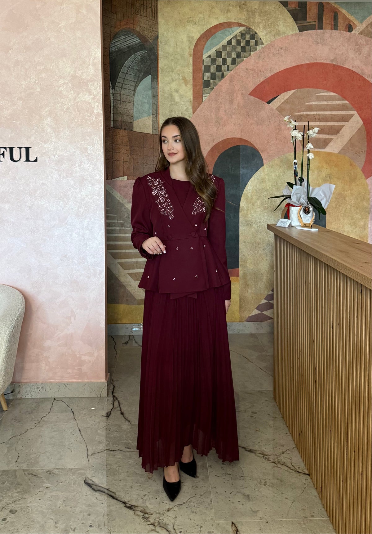 Costum burgundy Bellara cu sacou elegant și detalii decorative plus rochie lungă cu croi fluid