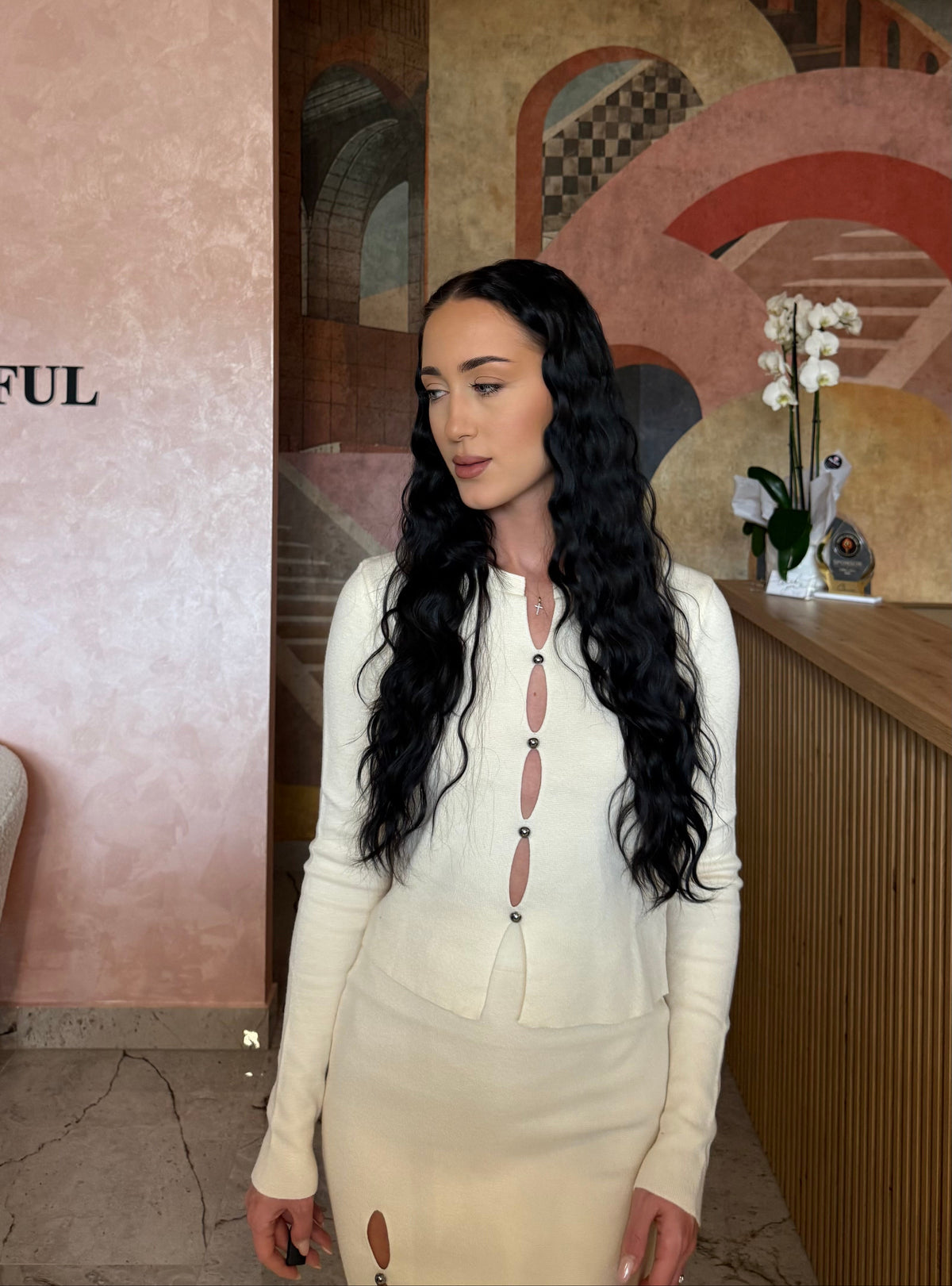 Set din 2 piese alb Valleria cu fustă și șliț pe o parte și bluză cambrată acesorizată