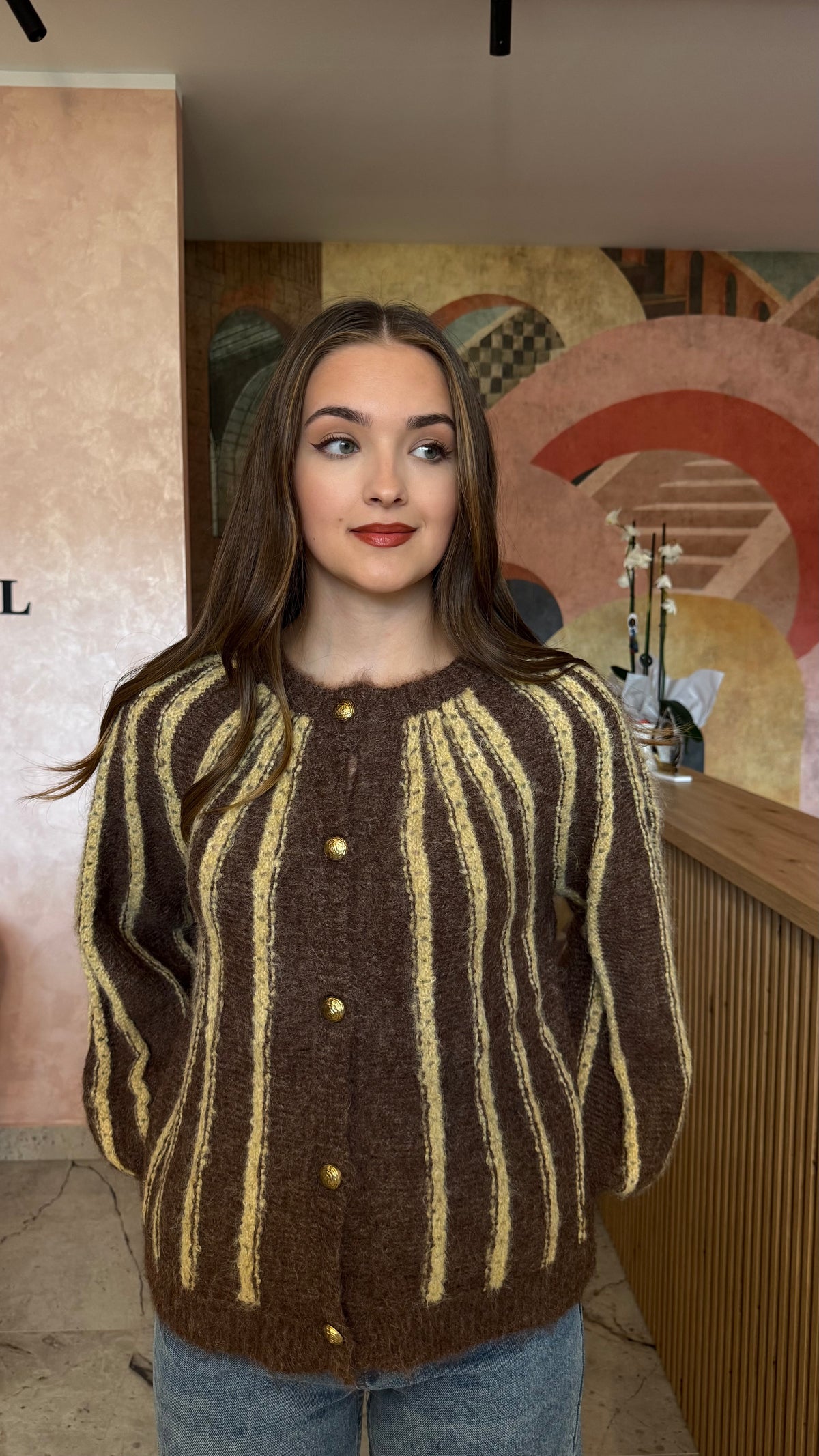 Cardigan tricotat maro Aviana cu dungi verticale și nasturi aurii