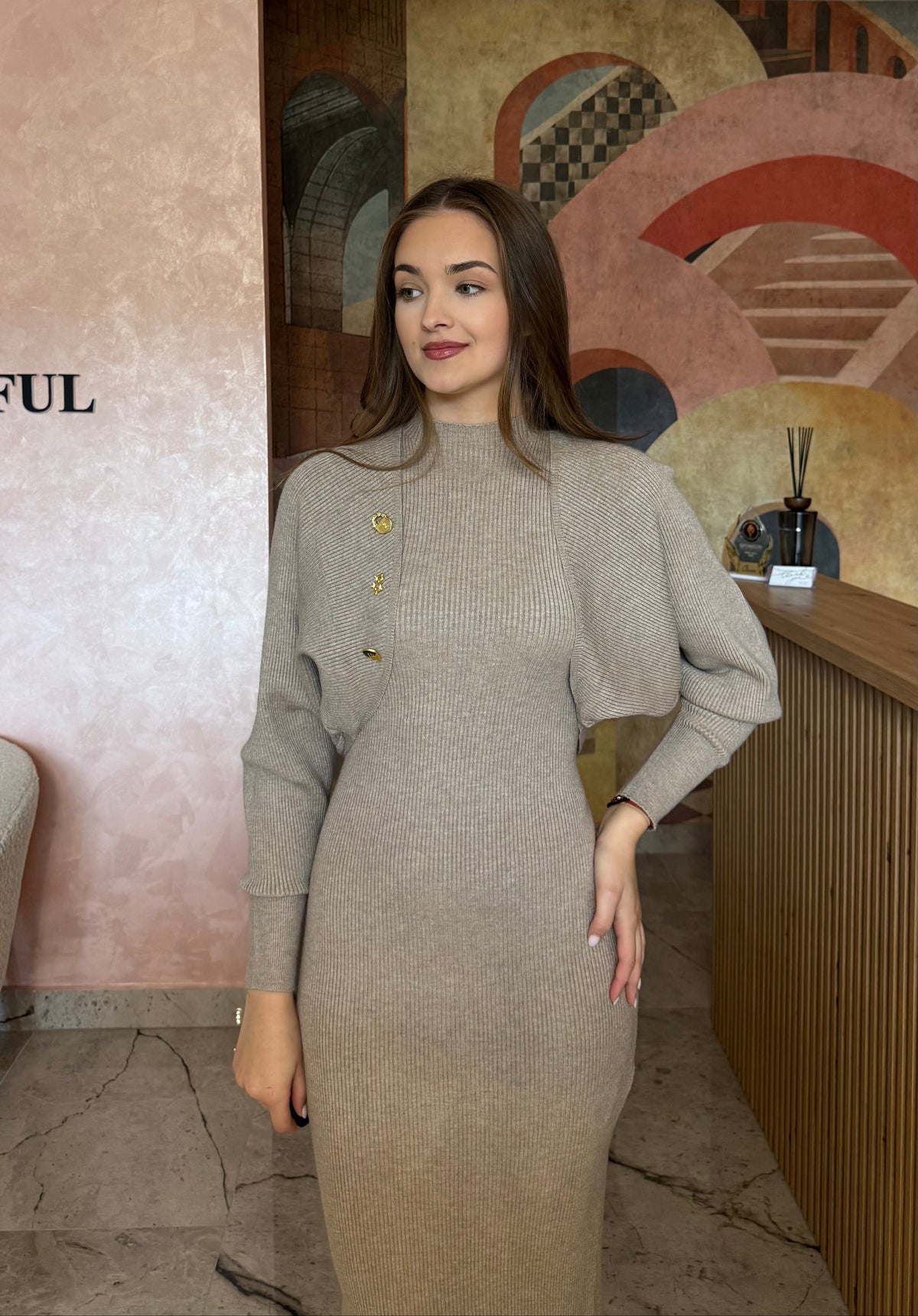 Set din două piese bej Amelisse din tricot cu rochie și cardigan accesorizat