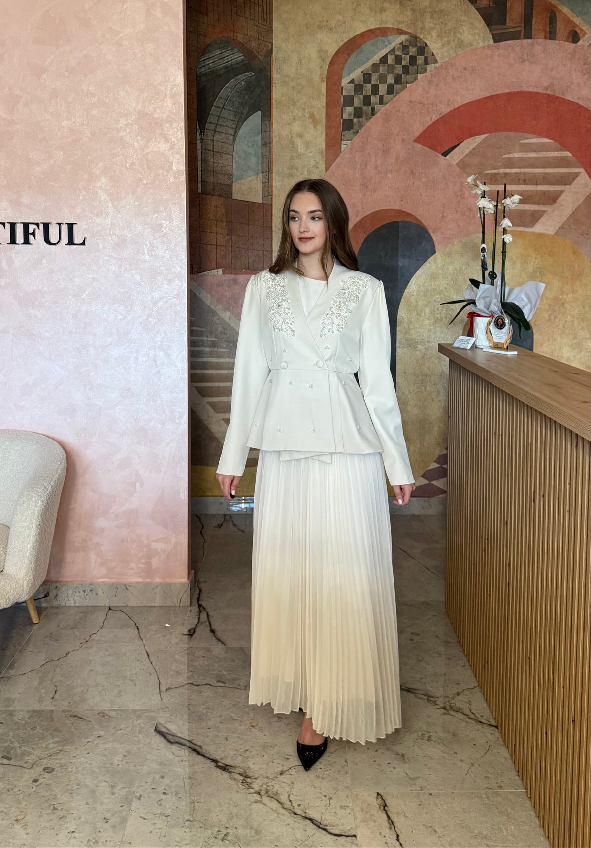 Costum ivory Bellara cu sacou elegant și detalii decorative plus rochie lungă cu croi fluid