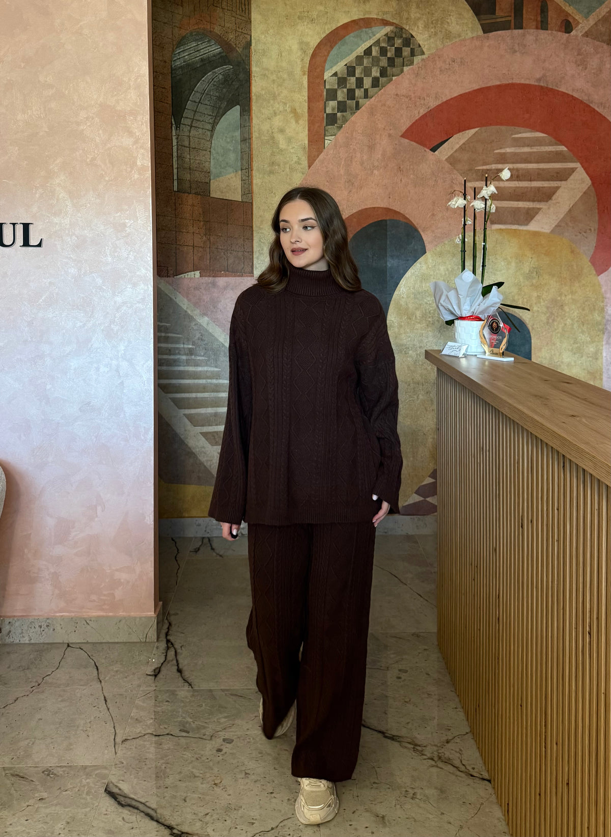 Set tricotat maro închis Nerissa cu bluză lungă și pantaloni cu croi evazat