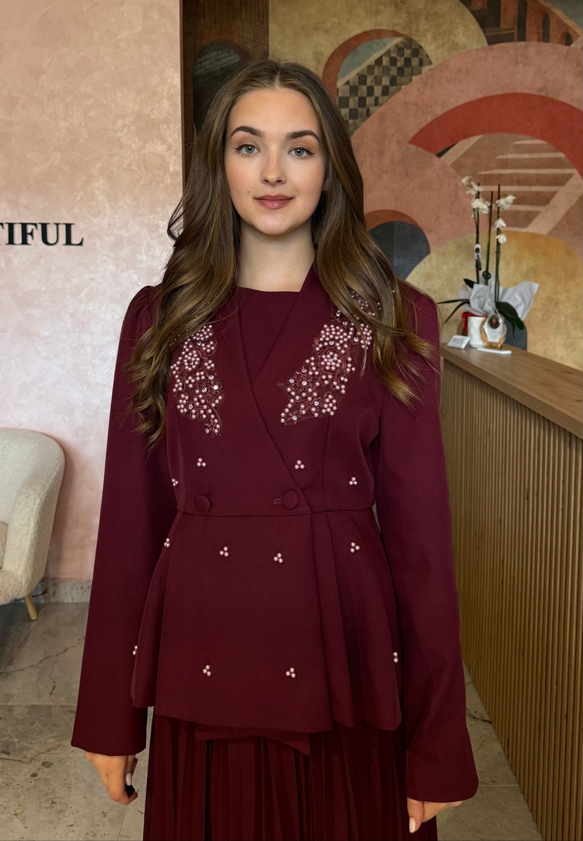 Costum burgundy Bellara cu sacou elegant și detalii decorative plus rochie lungă cu croi fluid