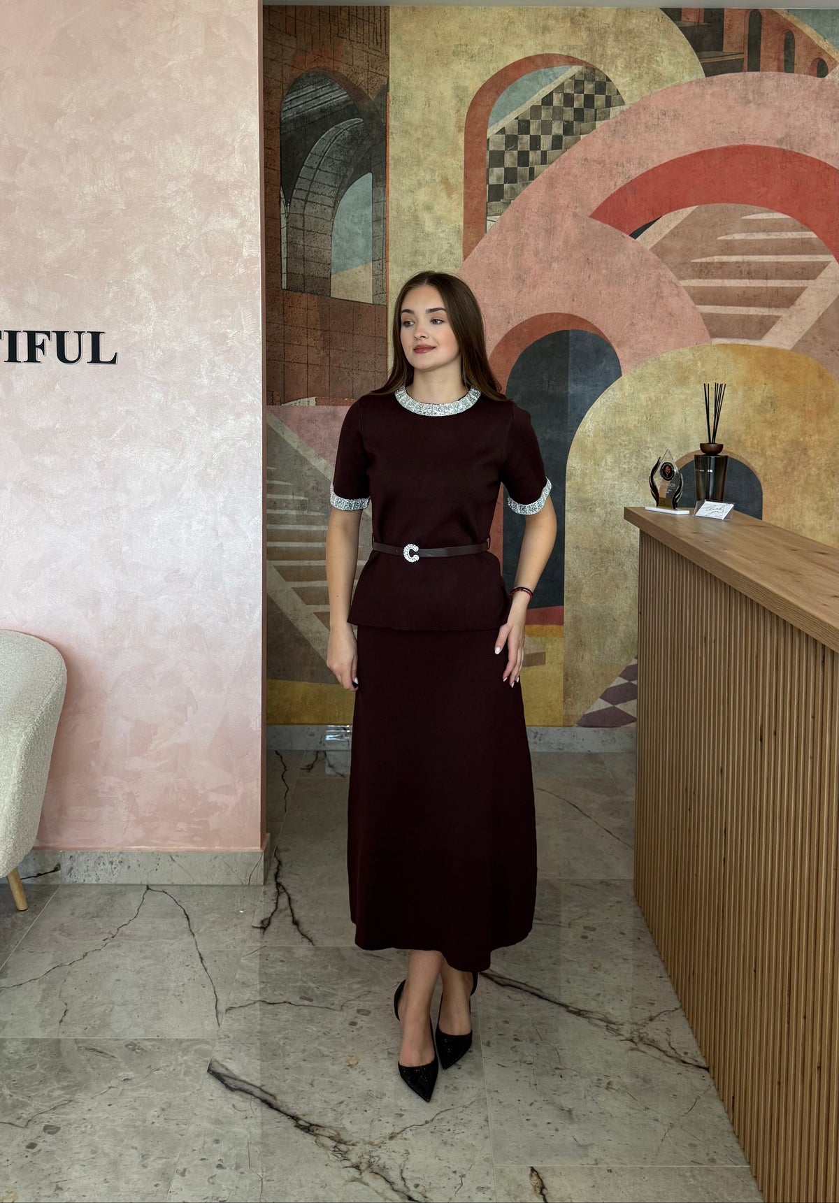 Set din 2 piese maro ciocolatiu Brisa cu top accesorizat și fustă cu croi drept