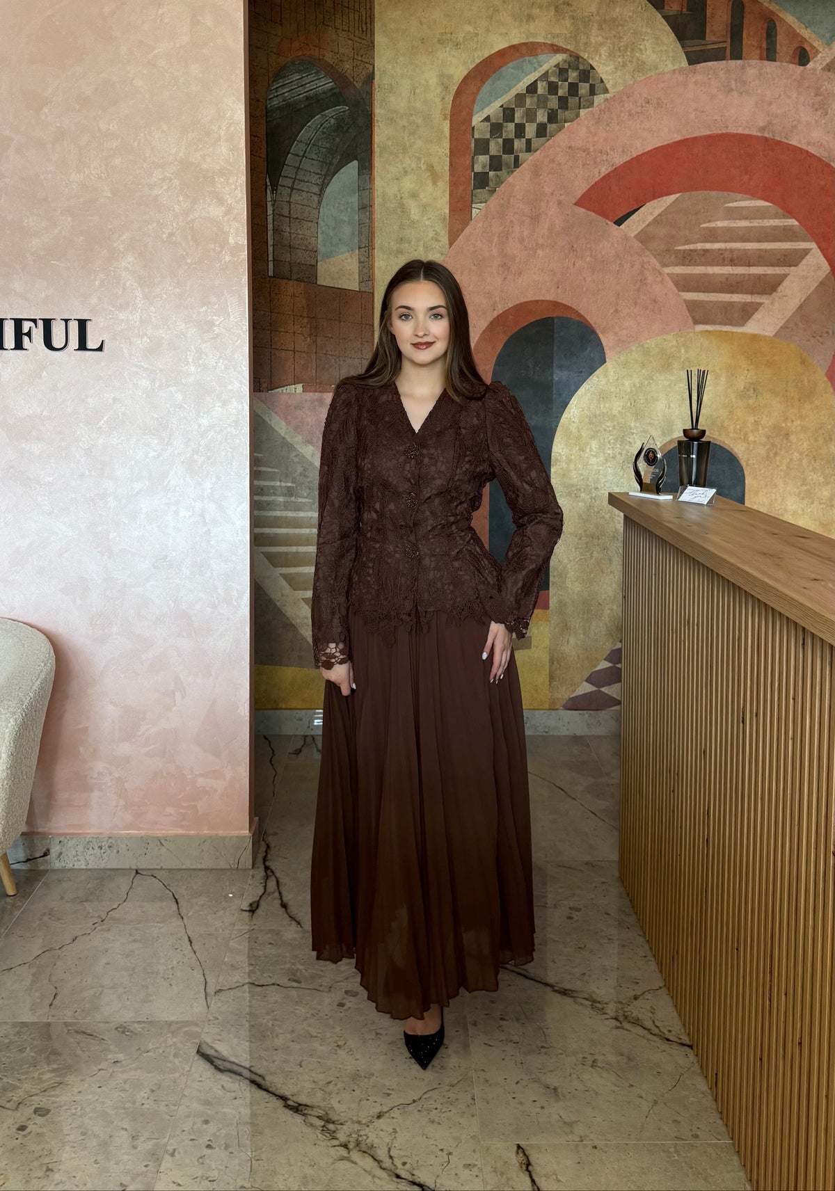 Set din 2 piese maro ciocolatiu Selia cu cămașă elegantă și textură decorativă și fustă plisată