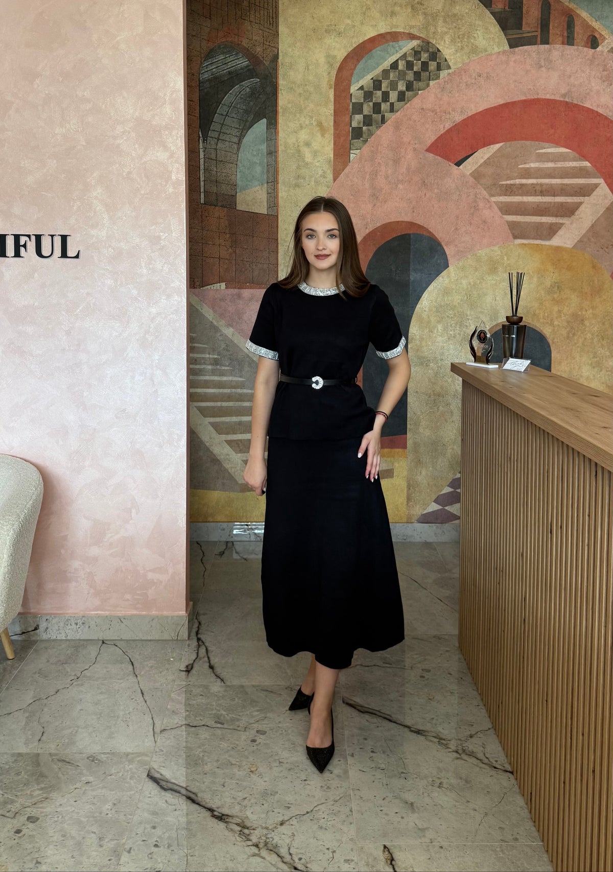 Set din 2 piese negru Brisa cu top accesorizat și fustă cu croi drept