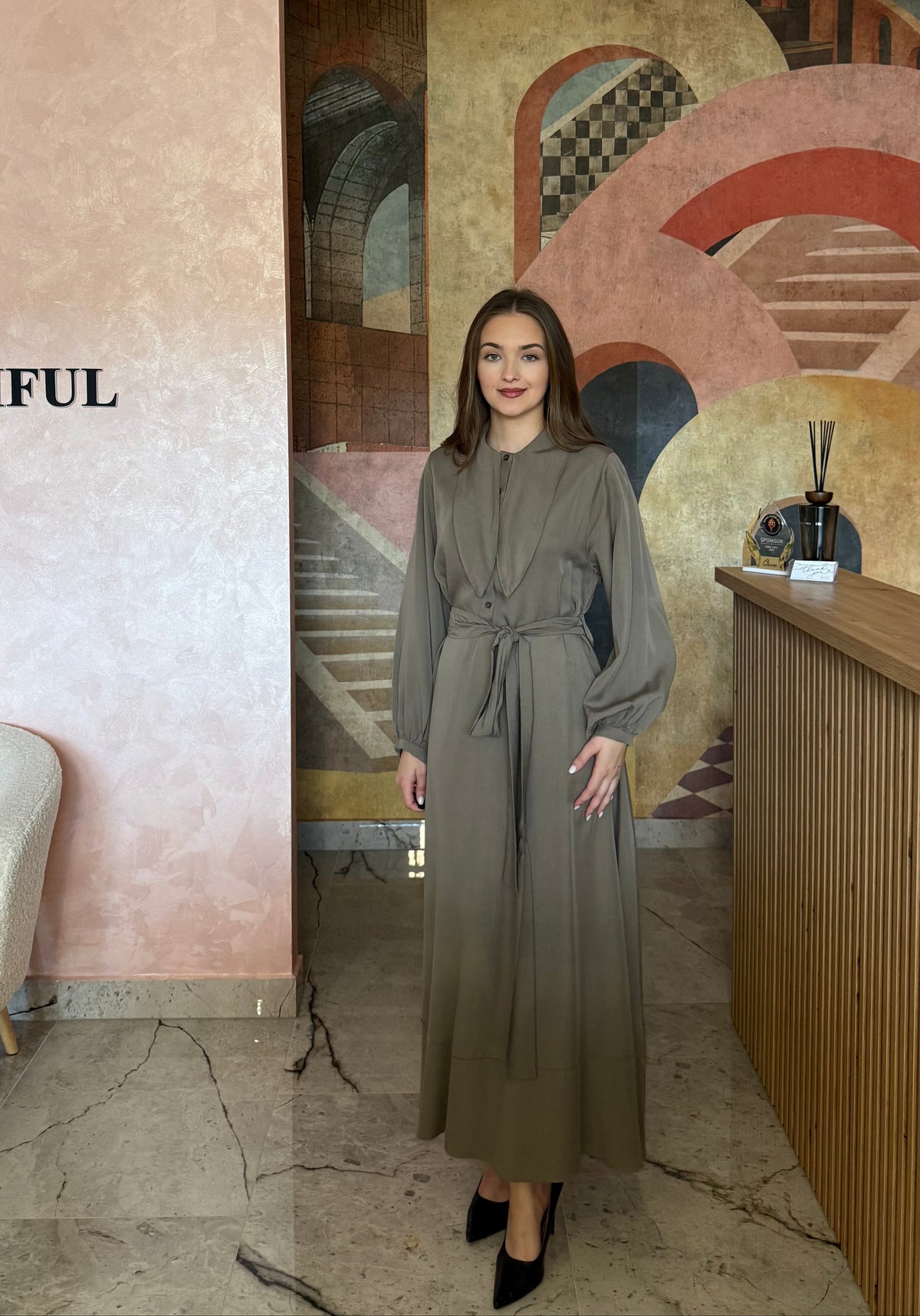 Rochie elegantă gri-oliv Melia cu guler tip cămașă și cordon în talie