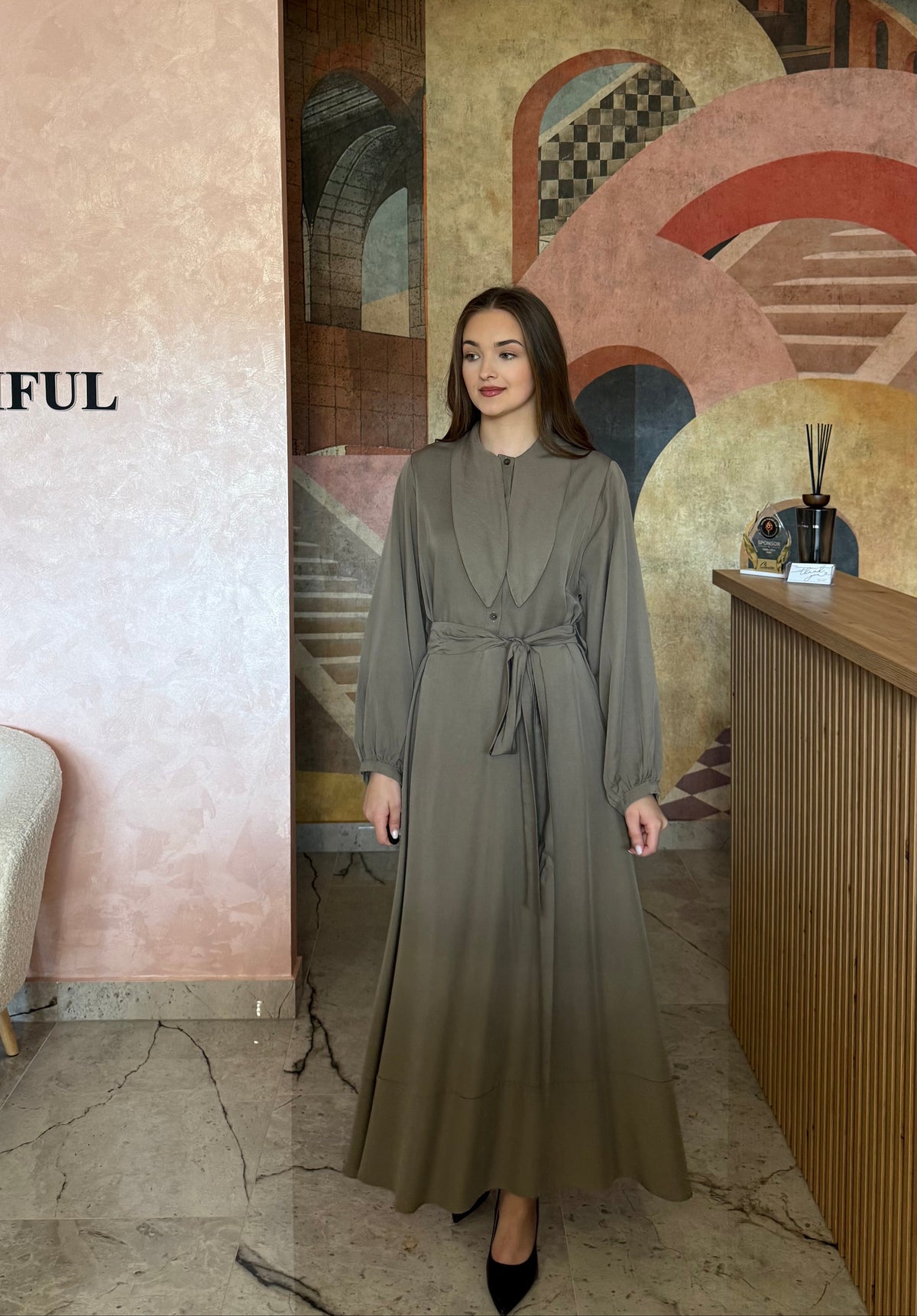 Rochie elegantă gri-oliv Melia cu guler tip cămașă și cordon în talie