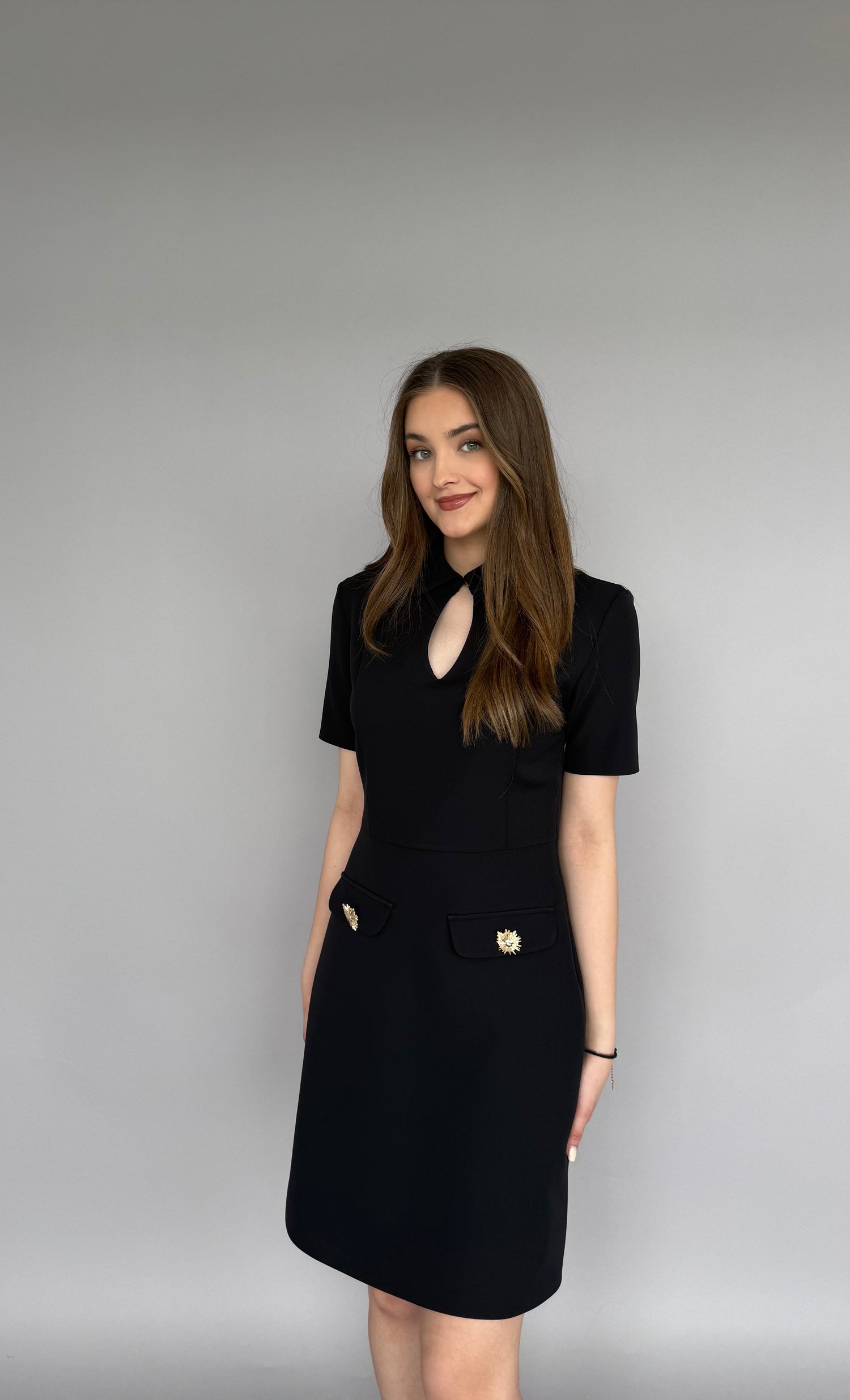 Rochie scurtă Eclipse Glow neagră din stofă cu mâneci scurte