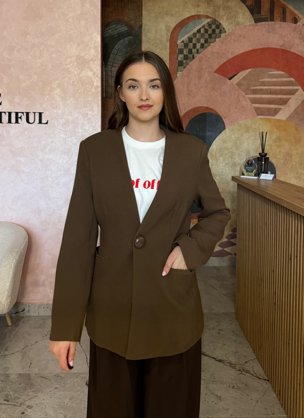 Sacou maro Inea cu croi modern și nasture decorativ