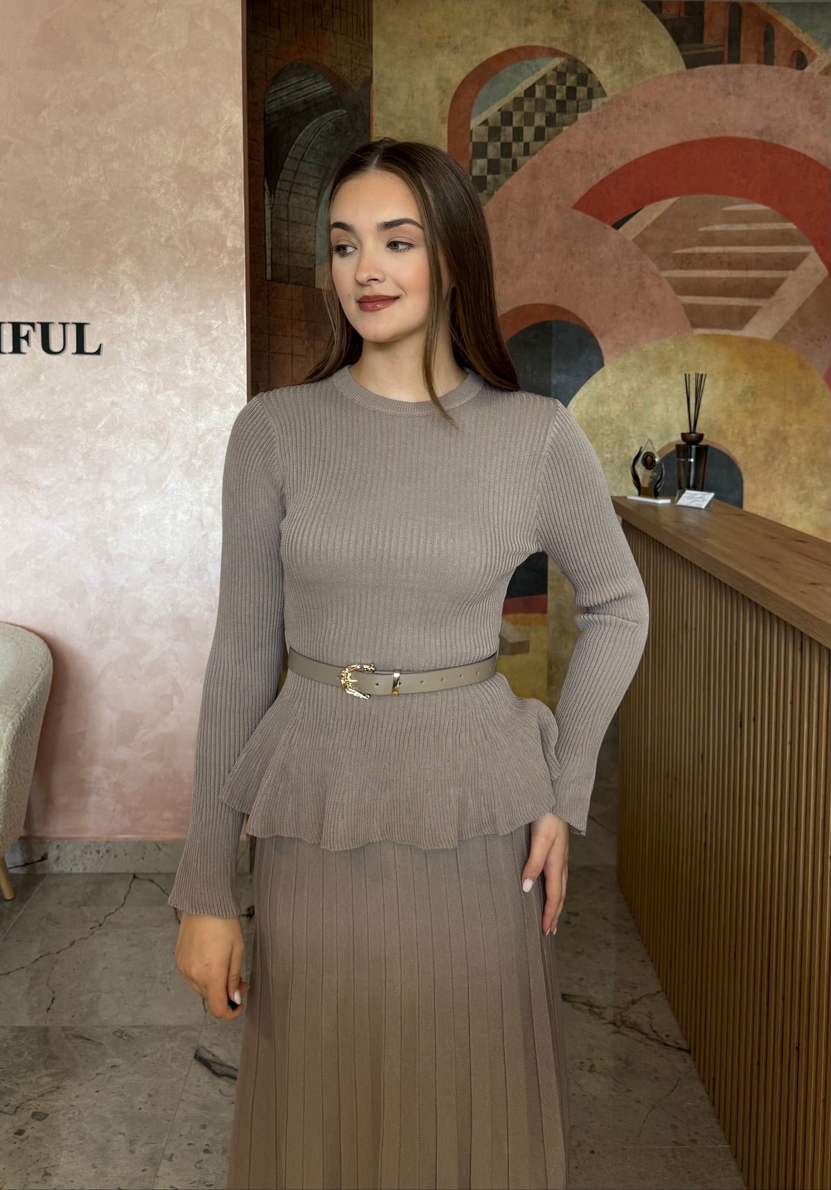 Set din 2 piese gri Maura cu bluză texturată și fustă plisată