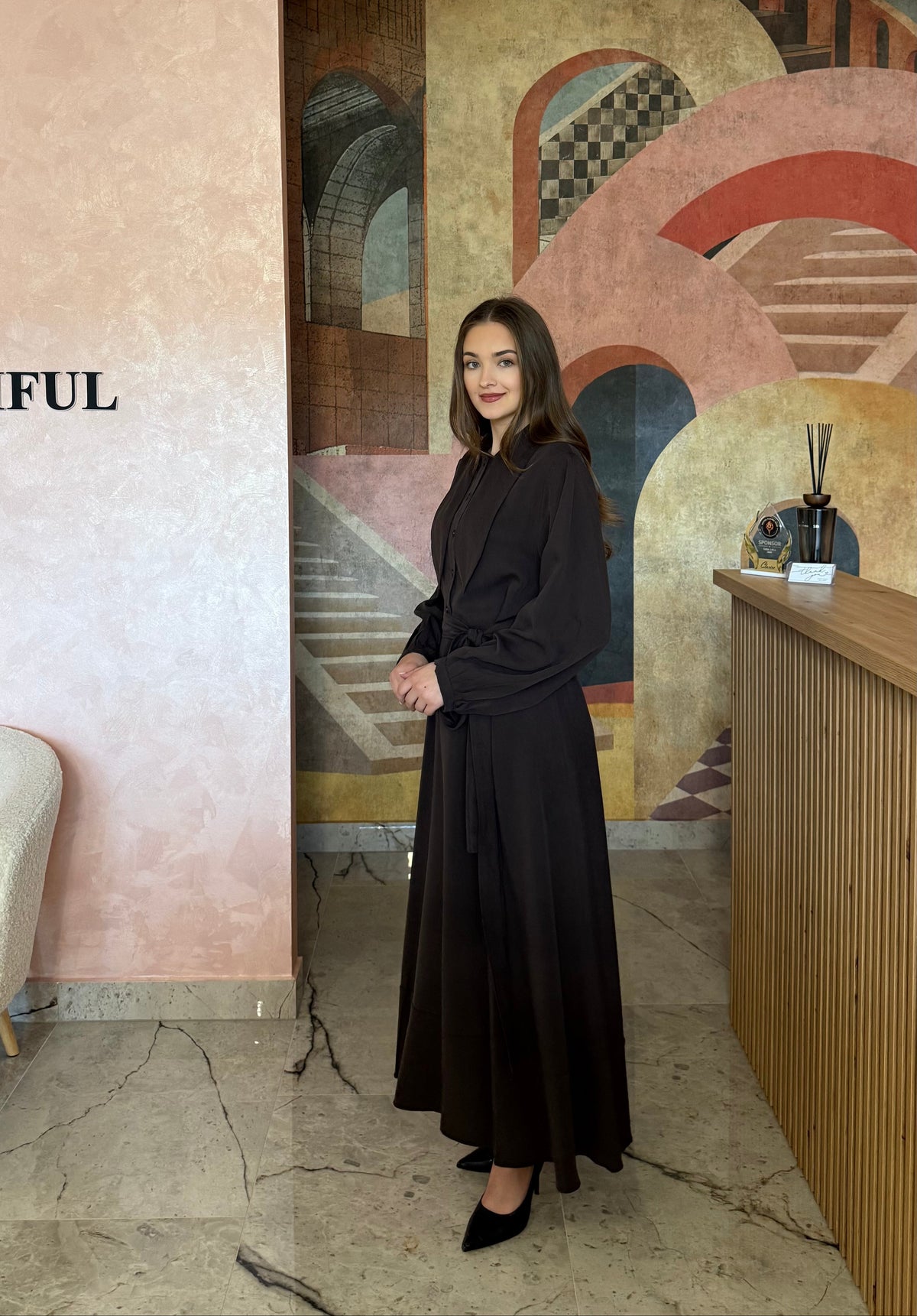 Rochie elegantă maro închis Melia cu guler tip cămașă și cordon în talie