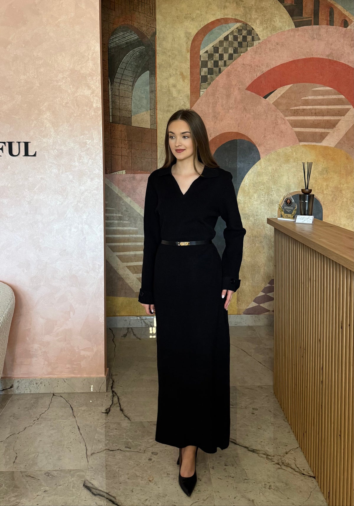 Rochie elegantă neagră Saira cu talie accentuată și decolteu în V