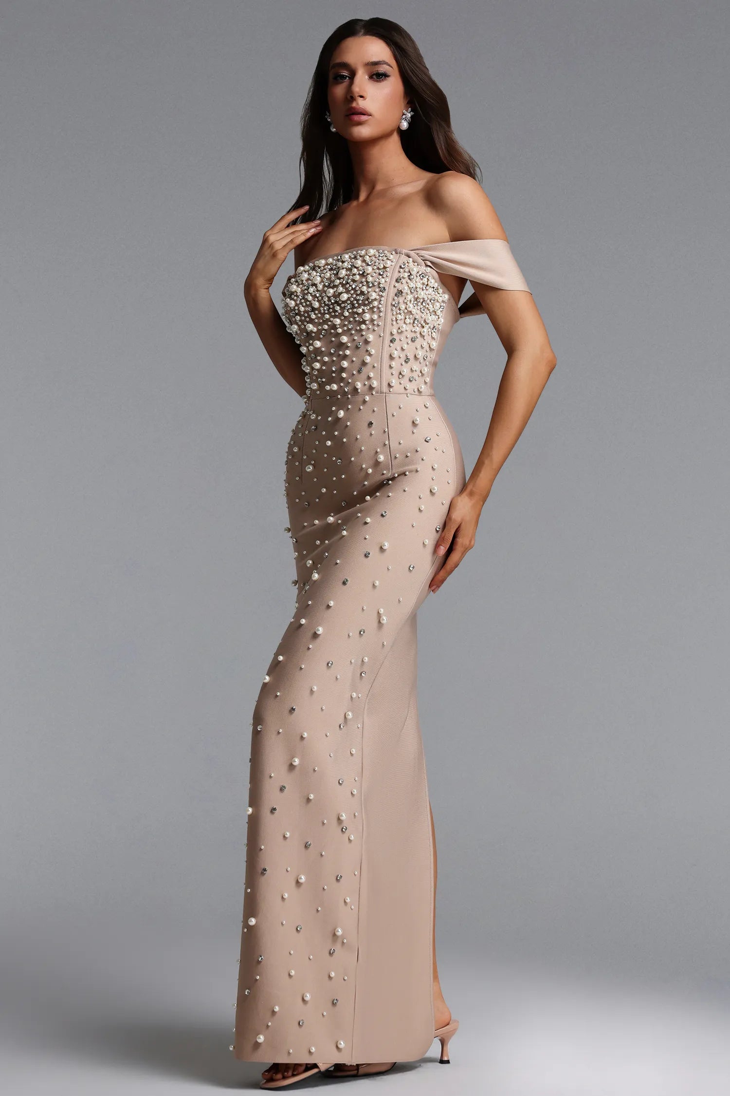 Rochie lungă de seară Melanina Pearl bej cu perle