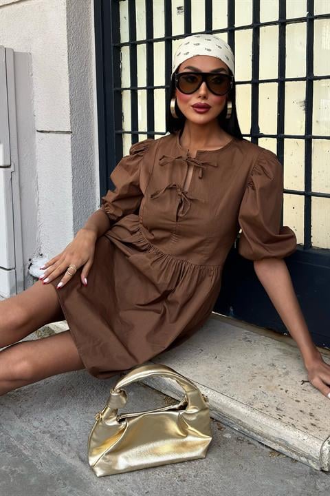 Rochie scurtă maro cu volan și fundițe Cocoa Chic