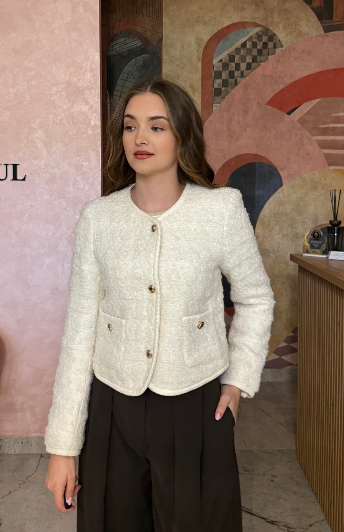 Sacou elegant crem Feya cu nasturi aurii și textură boucle