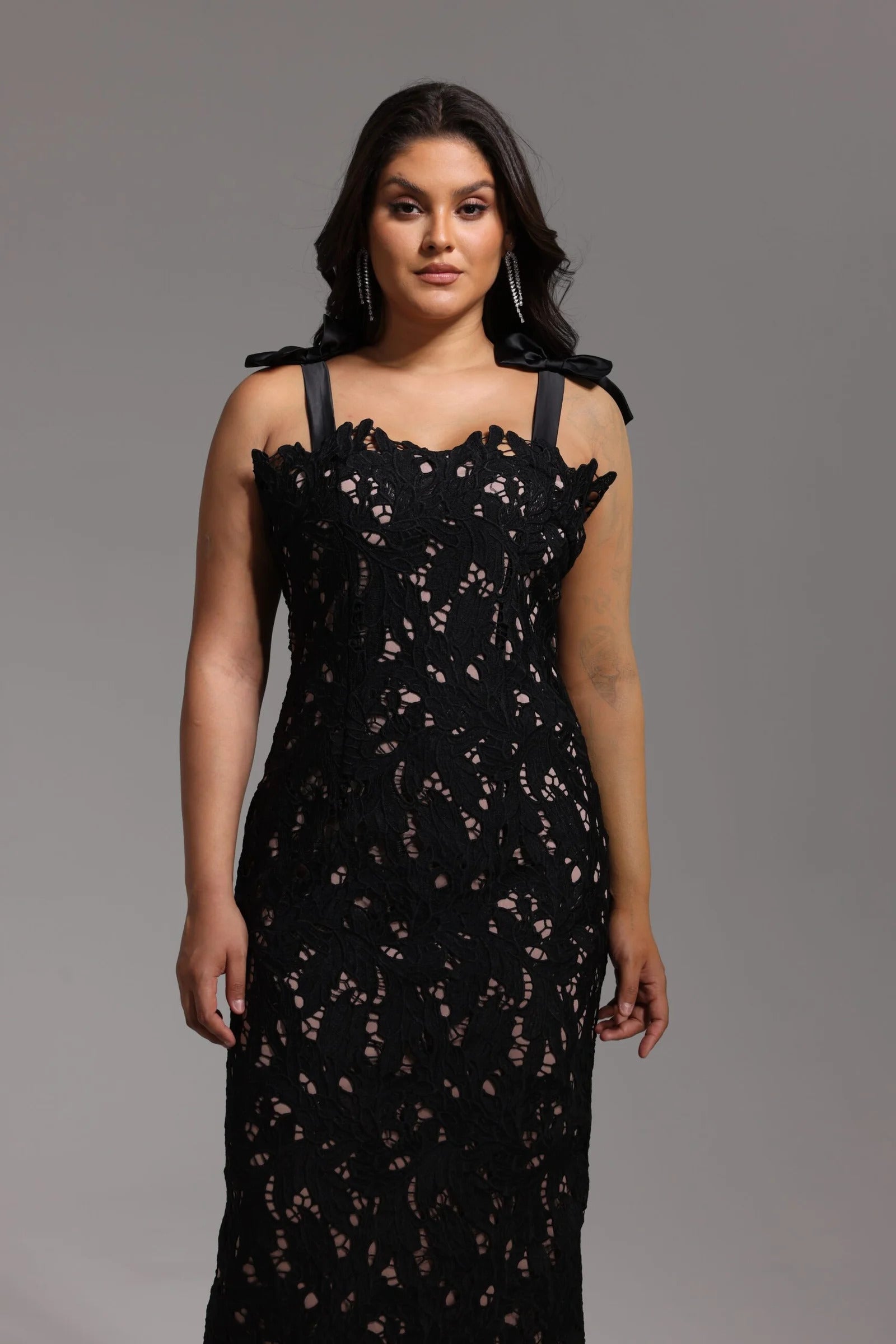 Rochie Giovanna lungă neagră din dantelă cu bretele și funde