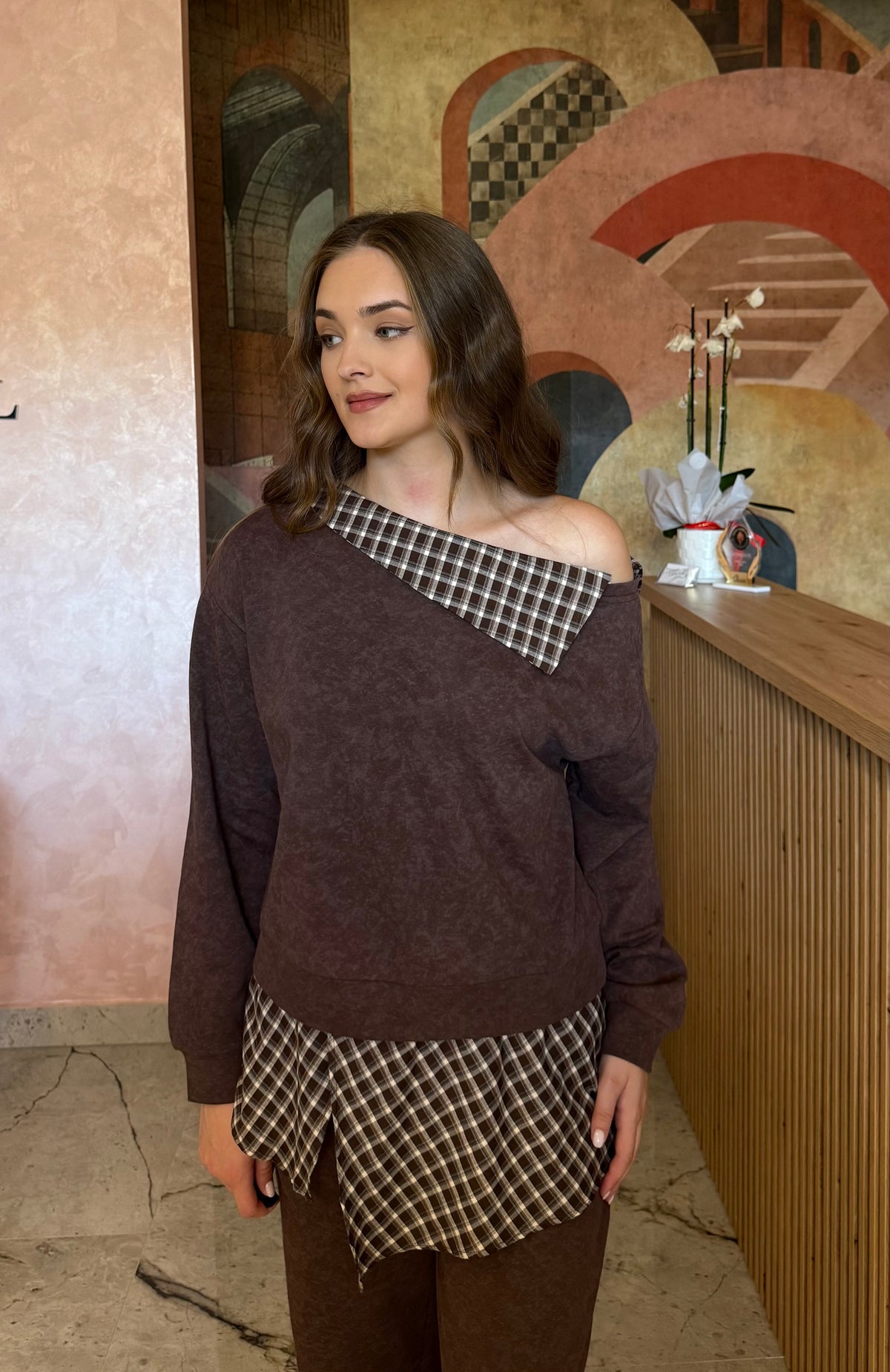 Compleu maro ciocolatiu Vesper cu inserții în carouri și design modern