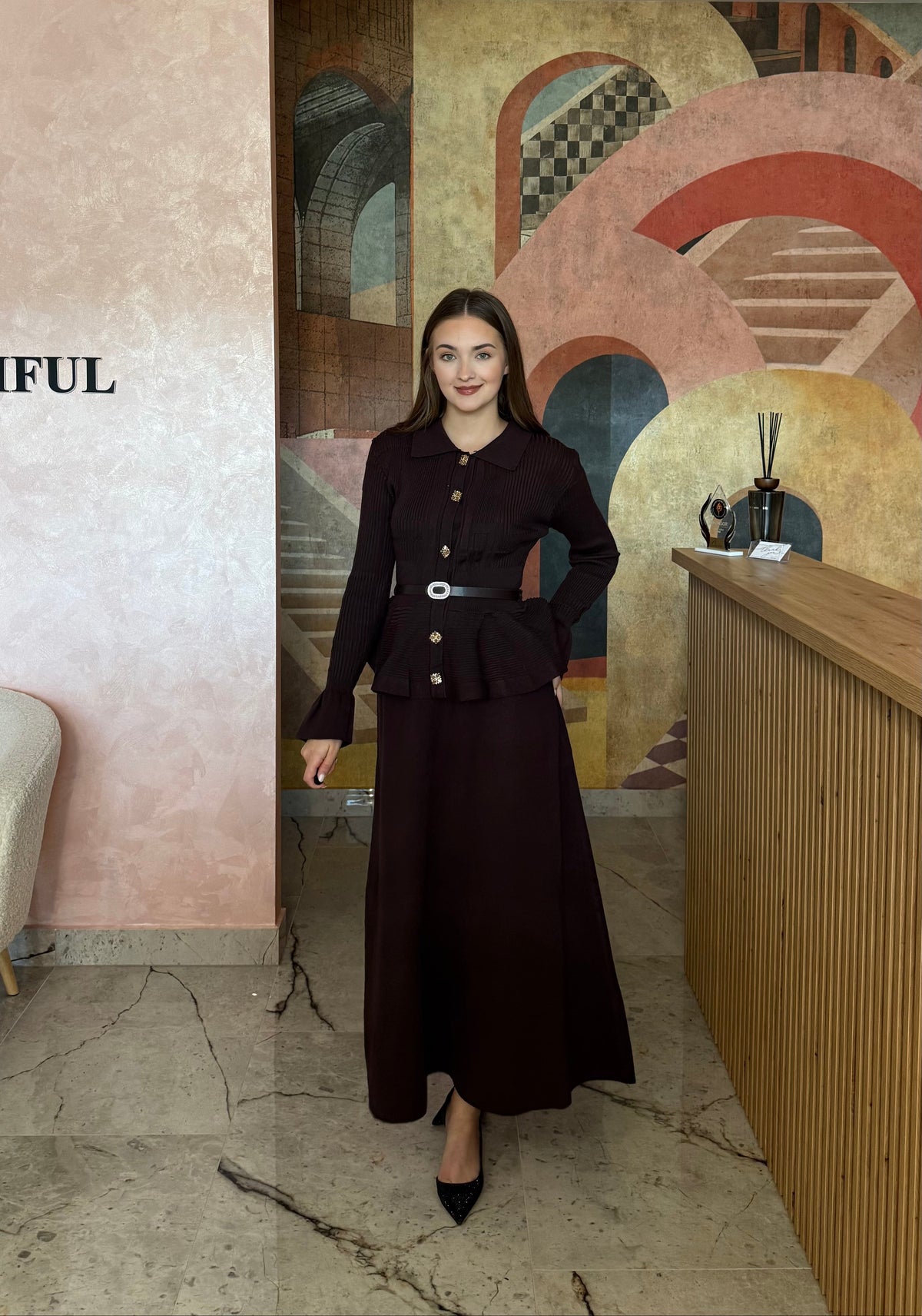 Set din 2 piese maro Naira elegant cu detalii aurii și fustă midi în A