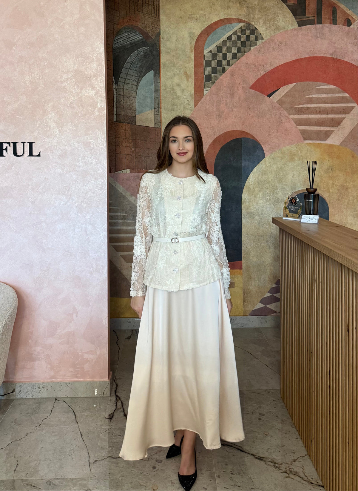 Set din 2 piese alb Raina cu cămașă dantelată și fustă satinată