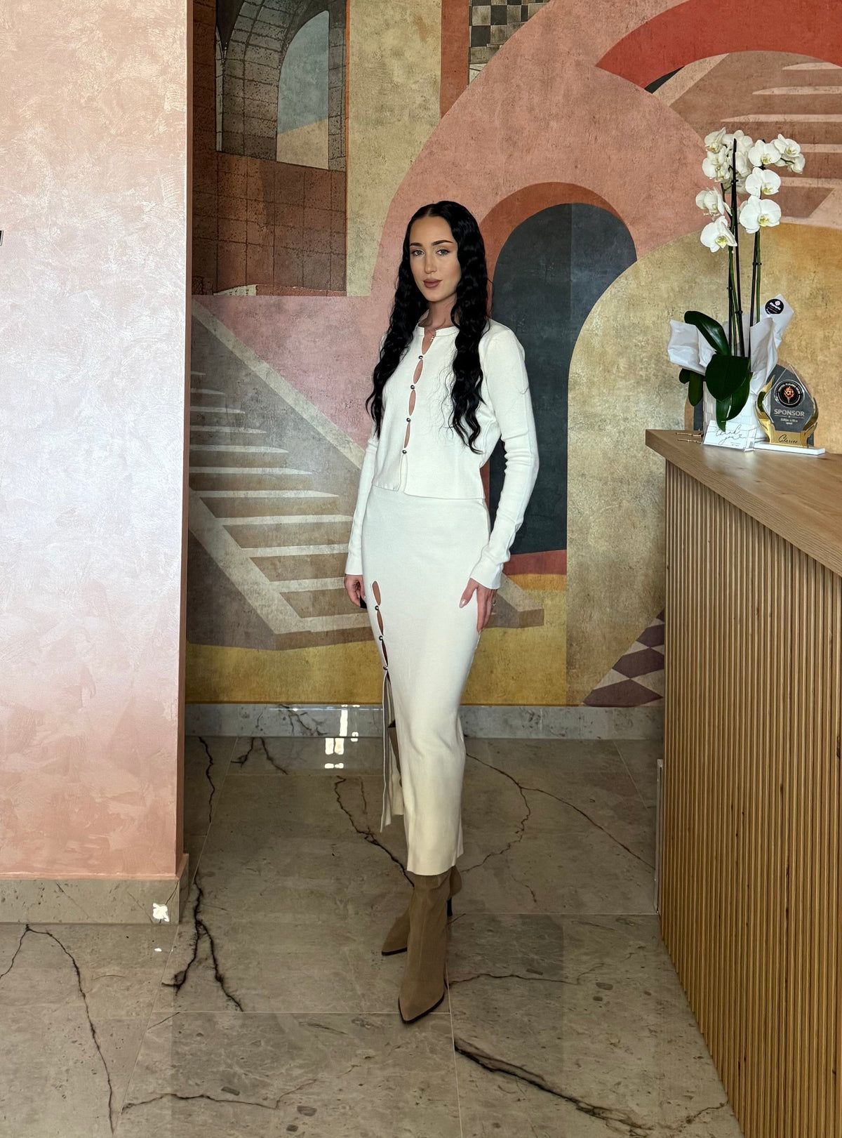 Set din 2 piese alb Valleria cu fustă și șliț pe o parte și bluză cambrată acesorizată