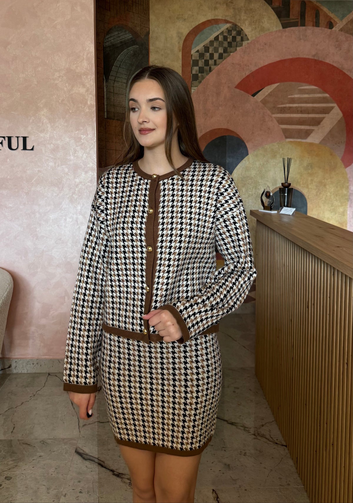 Set din 2 piese maro cu alb Ciela cu cardigan accesorizat și fustă mini