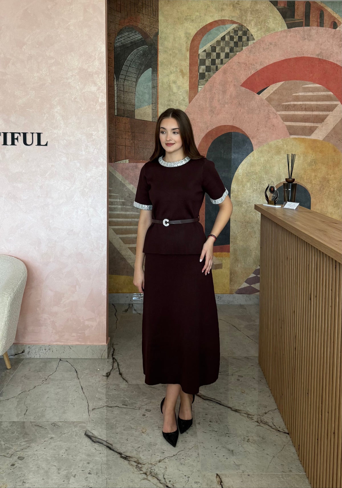 Set din 2 piese maro ciocolatiu Brisa cu top accesorizat și fustă cu croi drept
