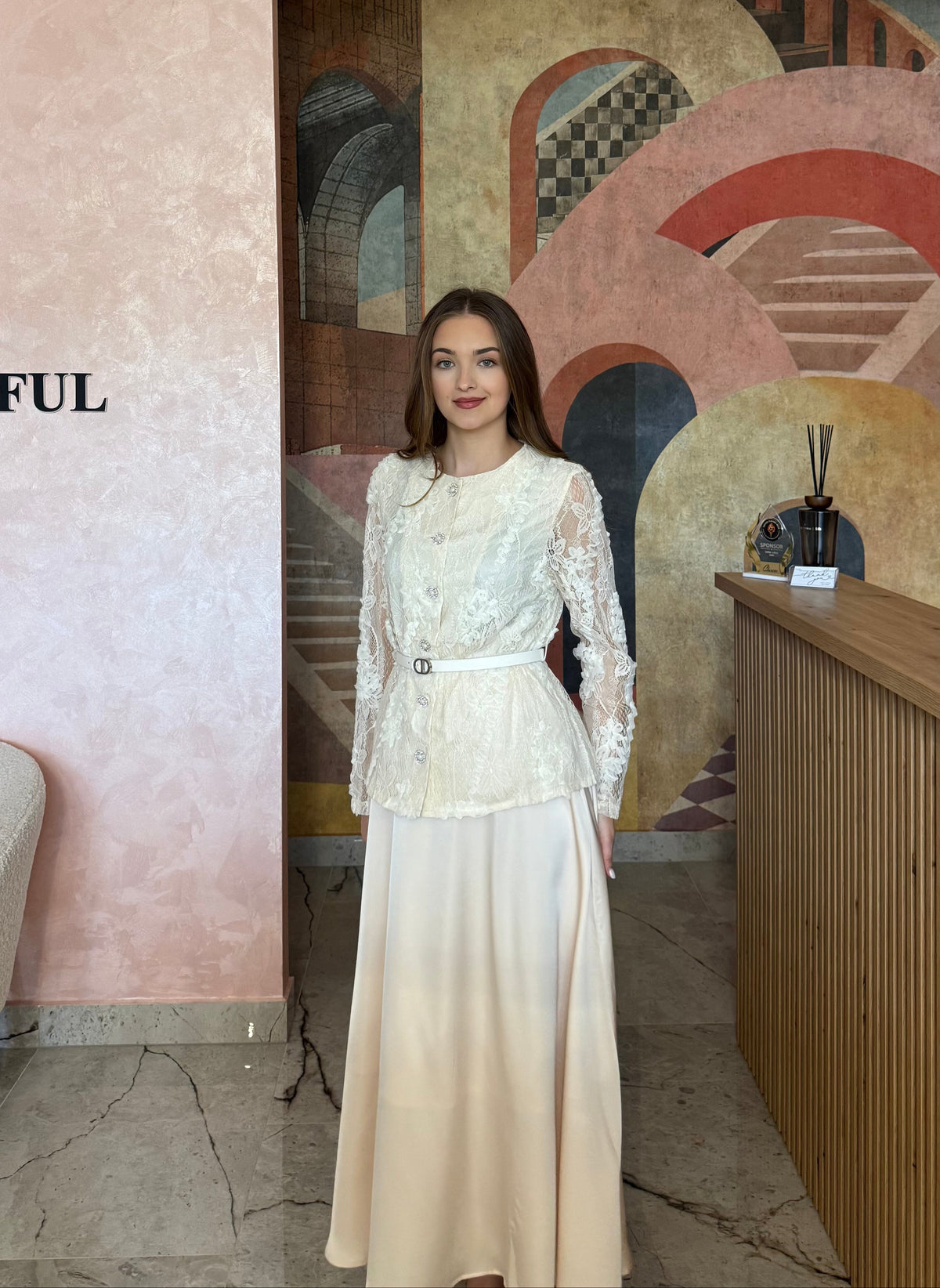 Set din 2 piese alb Raina cu cămașă dantelată și fustă satinată