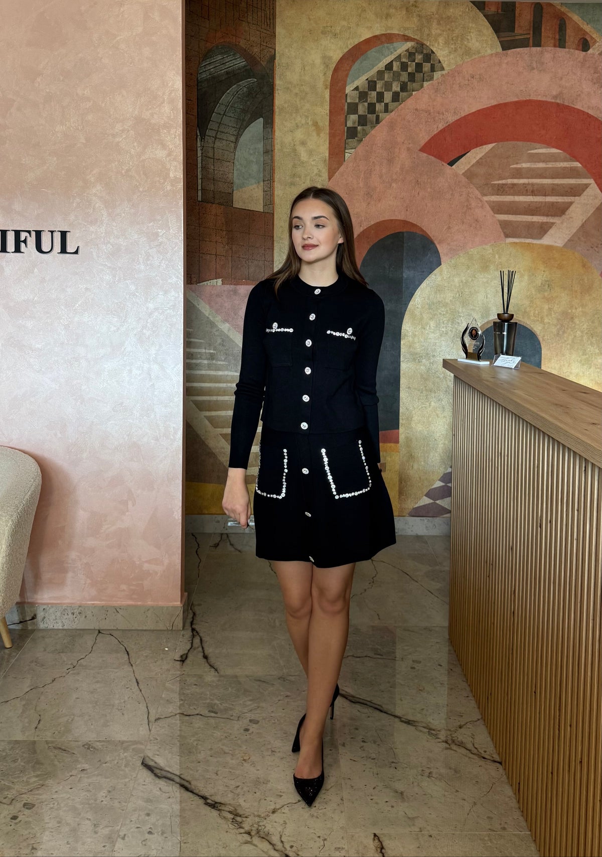 Set din 2 piese negru Sonia cu cardigan cambrat accesorizat și fustă mini elegantă