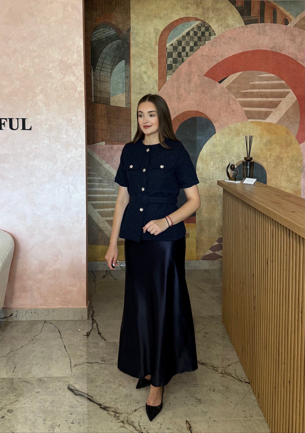 Set din 2 piese bleumarin Evia cu top elegant cu mâneci scurte și fustă din satin