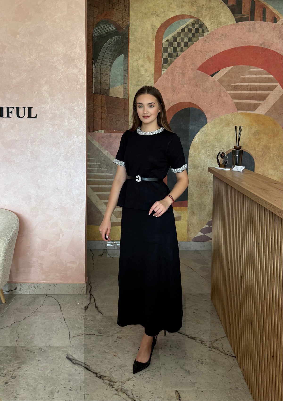 Set din 2 piese negru Brisa cu top accesorizat și fustă cu croi drept
