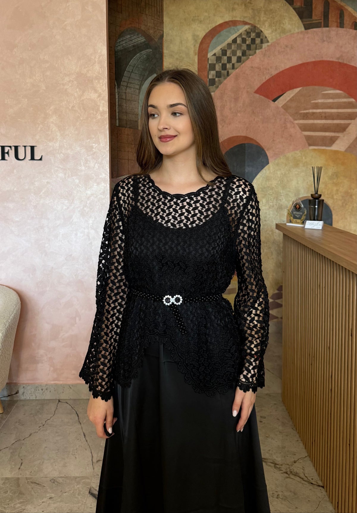 Set din 2 piese negru Avella cu rochie din satin și cămașă fină din dantelă
