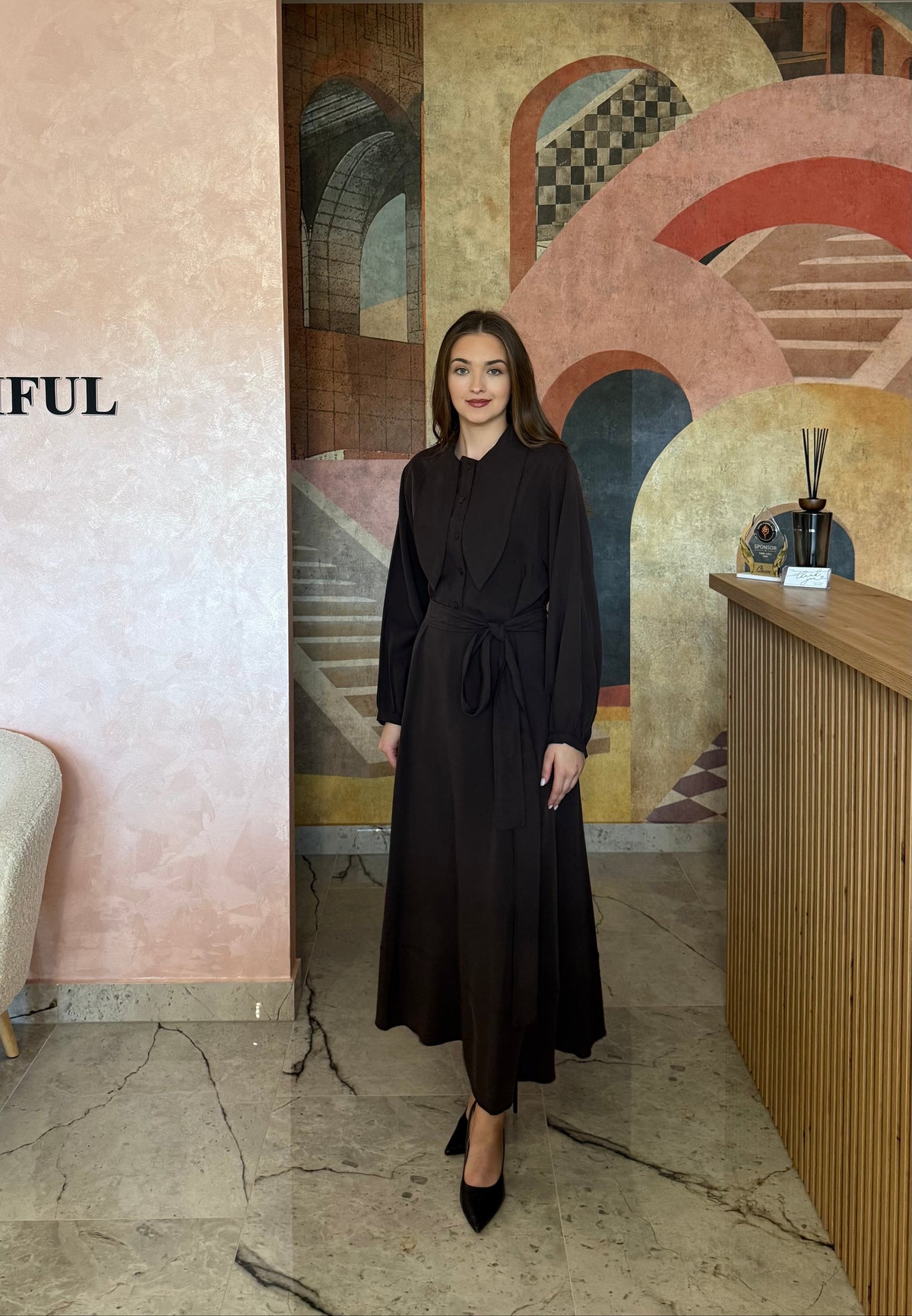Rochie elegantă maro închis Melia cu guler tip cămașă și cordon în talie