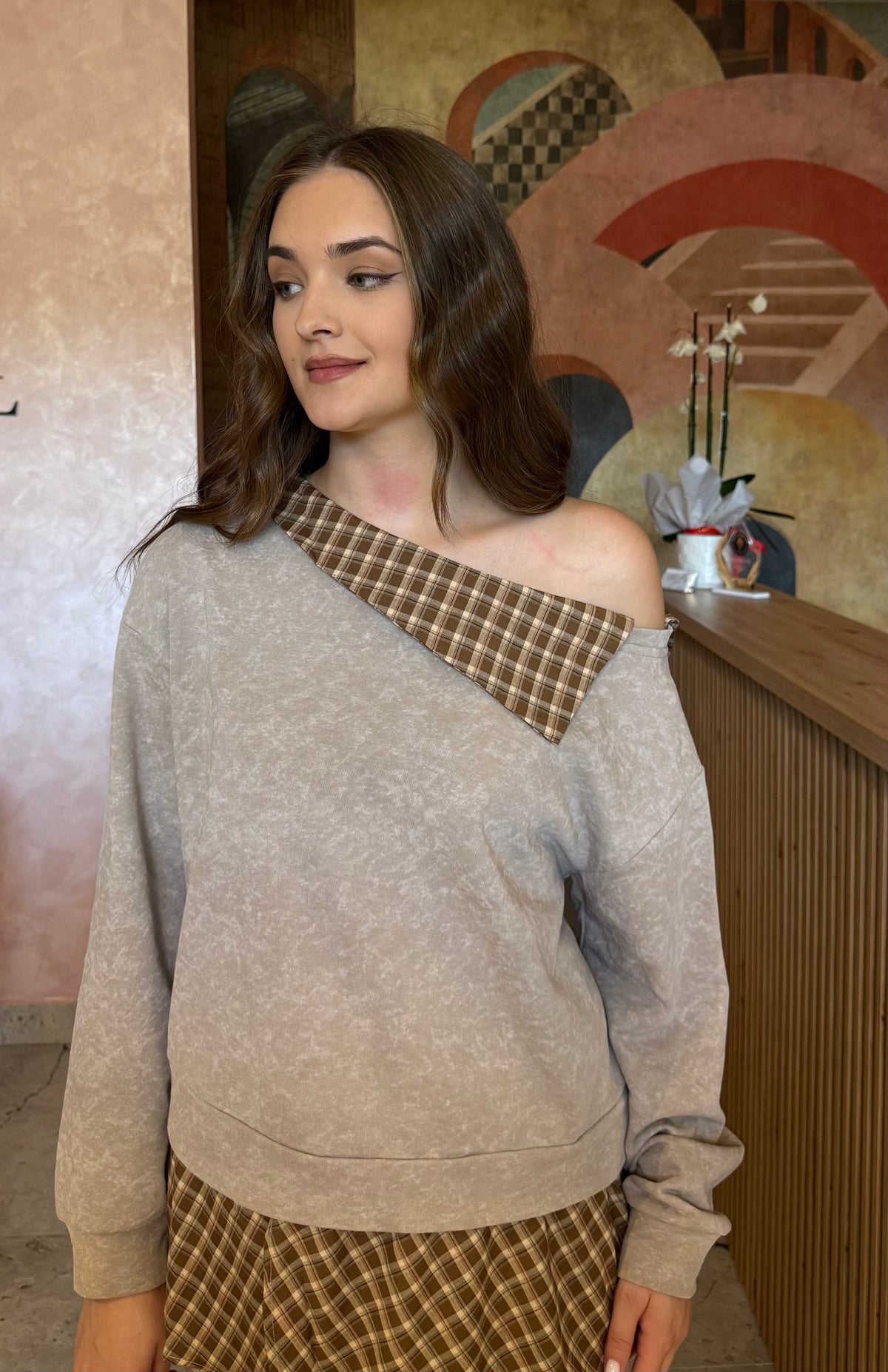 Compleu bej Vesper cu inserții în carouri și design modern