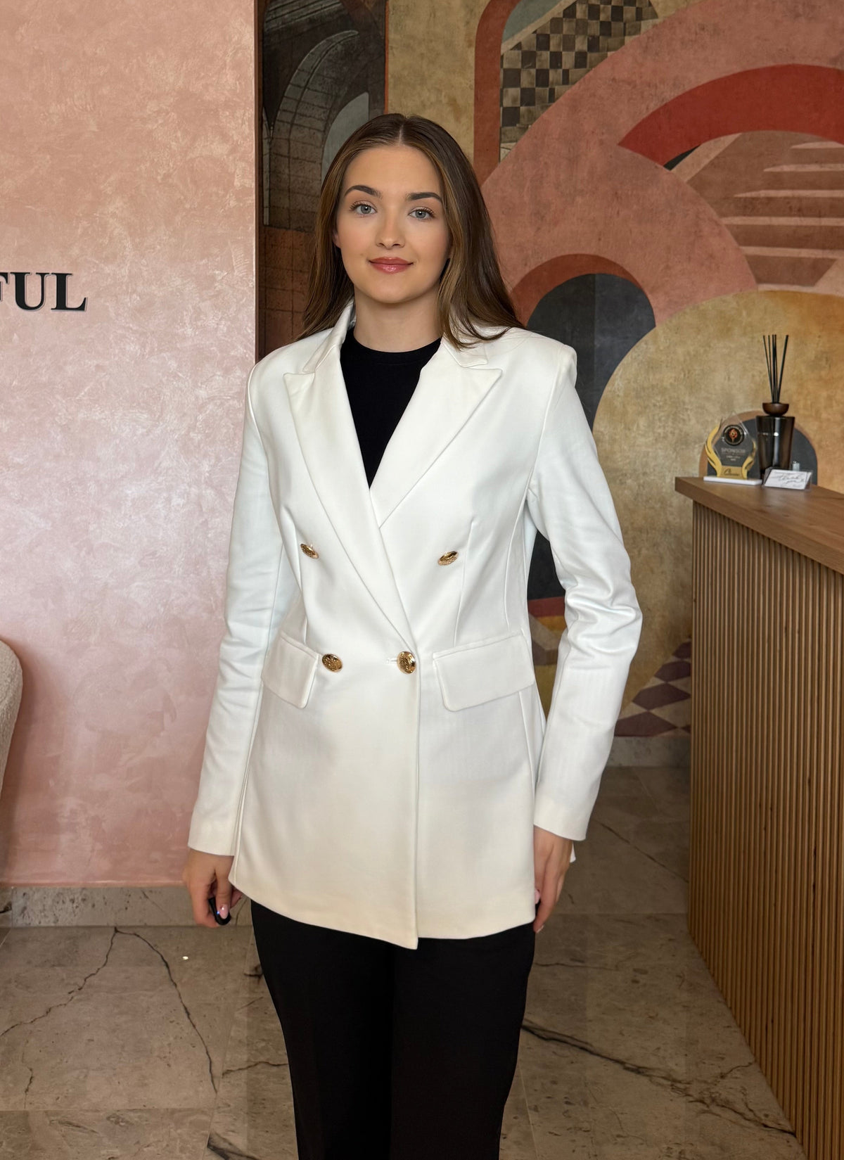 Sacou alb Meya cu croi structurat și design rafinat