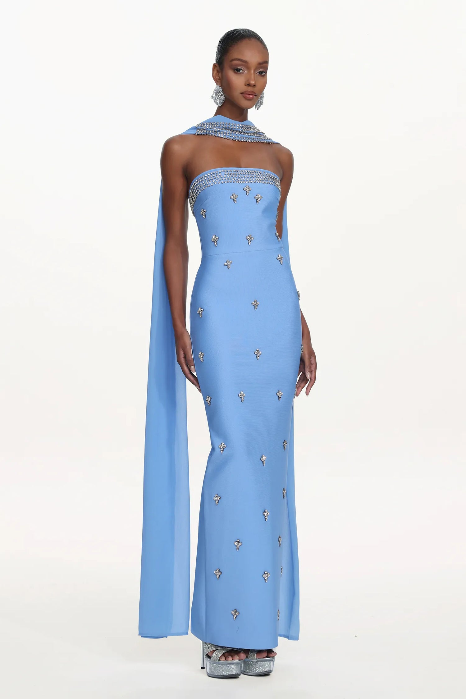 Rochie lungă bleu cu aplicații strălucitoare și eșarfă Elowen