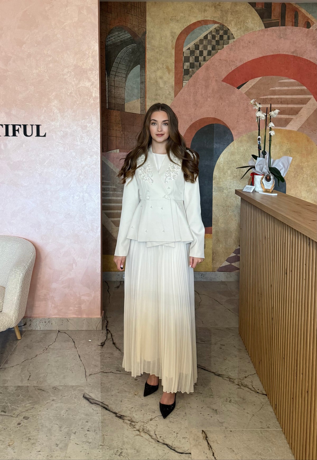 Costum ivory Bellara cu sacou elegant și detalii decorative plus rochie lungă cu croi fluid